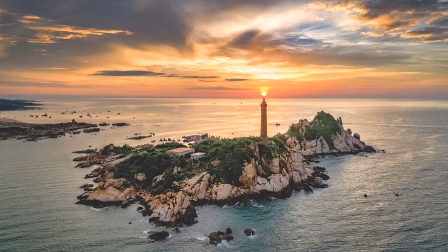 Tác phẩm 'Thắng cảnh hải đăng Kê Gà' ở Hàm Thuận Nam, Bình Thuận. Ảnh: BTC.