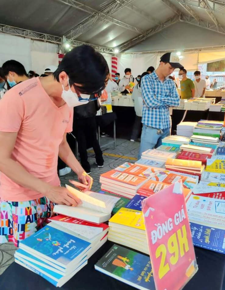Mặc dù rất nhiều người tham gia các diễn đàn, hội chợ về sách nhưng số bản sách vẫn giảm trên 50% trong 6 tháng đầu năm 2023.