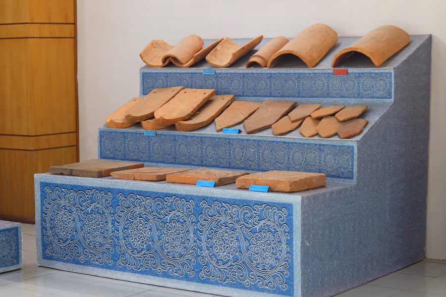 Ngói và gạch lát nền cỡ lớn với hoa văn độc đáo.