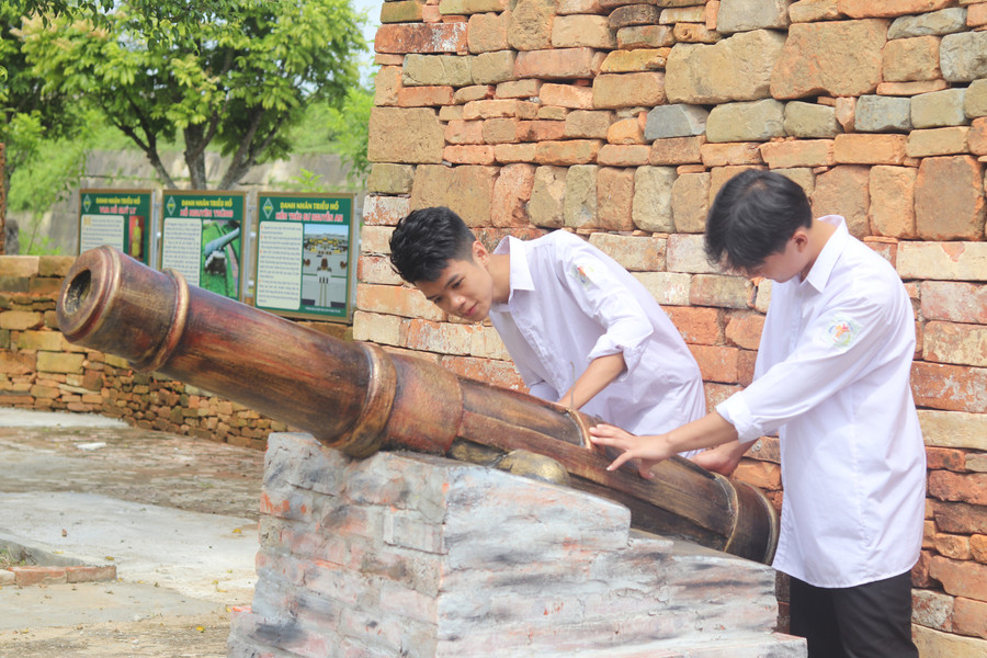 Học sinh Trường THPT Vĩnh Lộc thích thú với mô hình súng thần công. Học sinh Trường THPT Vĩnh Lộc thích thú với mô hình súng thần công.