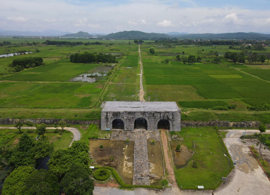 Một góc cổng Nam di sản Thành Nhà Hồ (Vĩnh Lộc, Thanh Hóa). Một góc cổng Nam di sản Thành Nhà Hồ (Vĩnh Lộc, Thanh Hóa).