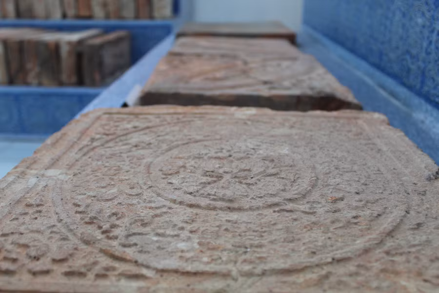 Gạch lát nền cỡ lớn vẫn còn nguyên vẹn dù trải qua lịch sử hàng trăm năm.