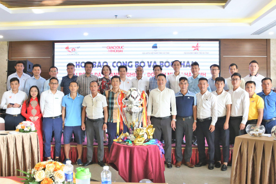 Ban tổ chức và đại diện các đội bóng tham gia giải chụp ảnh tại buổi họp báo, công bố, bốc thăm.