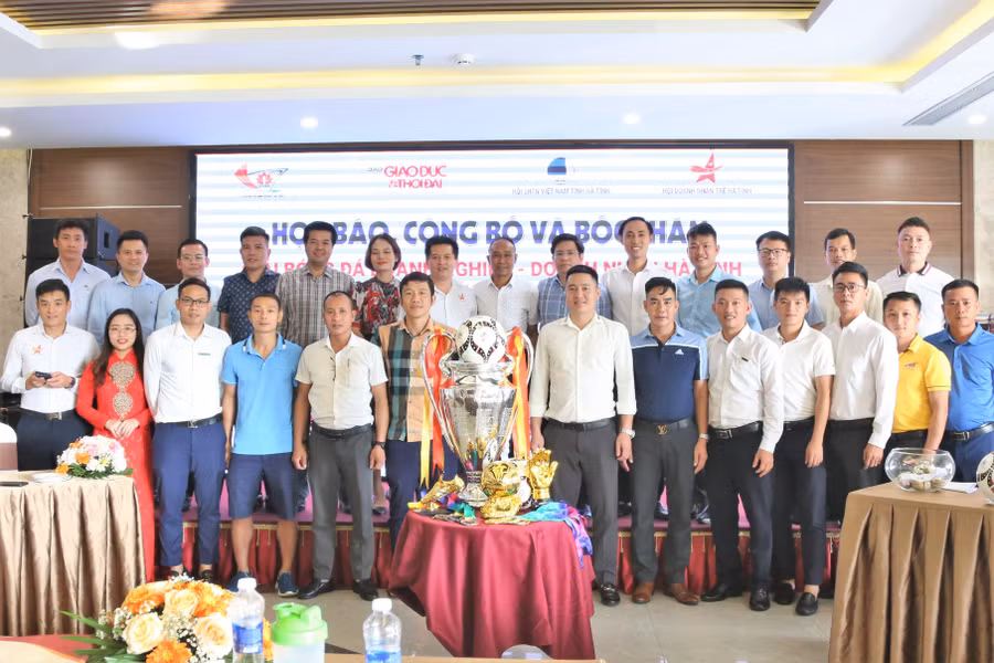 Ban tổ chức và đại diện các đội bóng tham gia giải chụp ảnh tại buổi họp báo, công bố, bốc thăm.