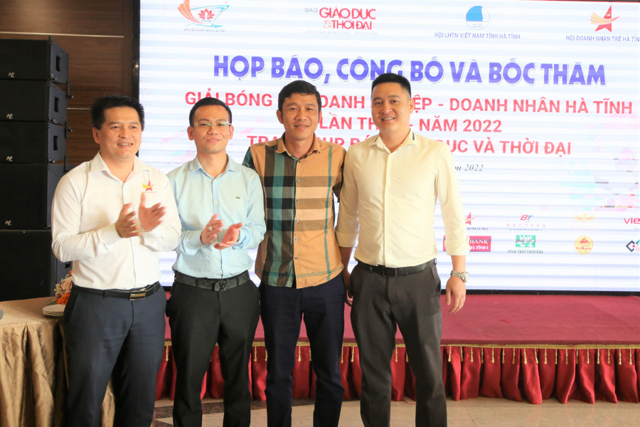 Các đại diện Bảng A ra mắt giải đấu.