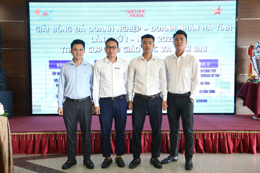 Đại diện các đội bóng nhận kết quả bốc thăm bảng đấu.