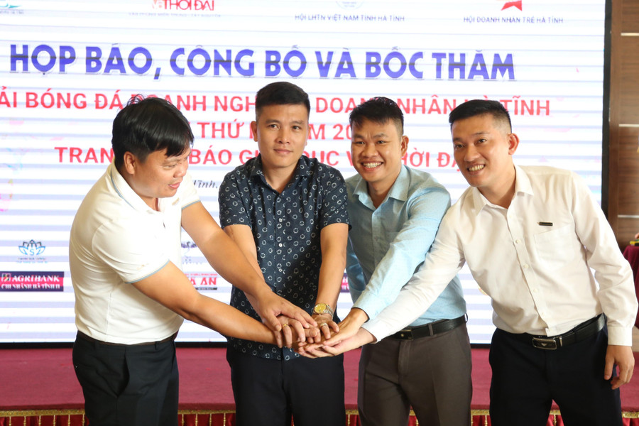 Đại diện các đội bóng bắt tay sau khi nhận kết quả cùng bảng.