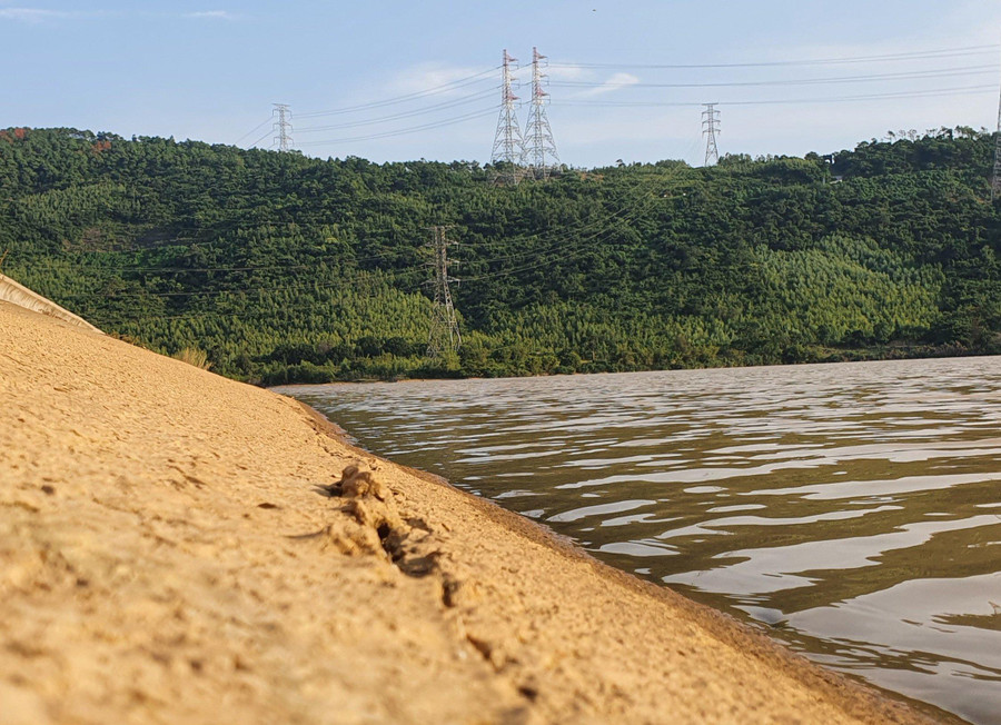 Lượng lớn đất bùn sau những trận mưa đã tràn xuống suối chảy thẳng về đập Khe Bò khiến đập nước đục ngầu. Bùn đất bám chặt ở đê chắn chân đập.