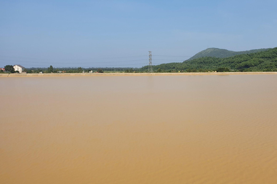“Đập nước Khe Bò và các đập nước ở thị xã Kỳ Anh nhằm phục vụ sinh hoạt và tưới tiêu của hàng vạn người dân. Về lâu dài, chúng tôi lo sợ không chỉ vấn đề môi trường mà còn ảnh hưởng trực tiếp đến đời sống sinh hoạt của chúng tôi”, anh Nam lo ngại.