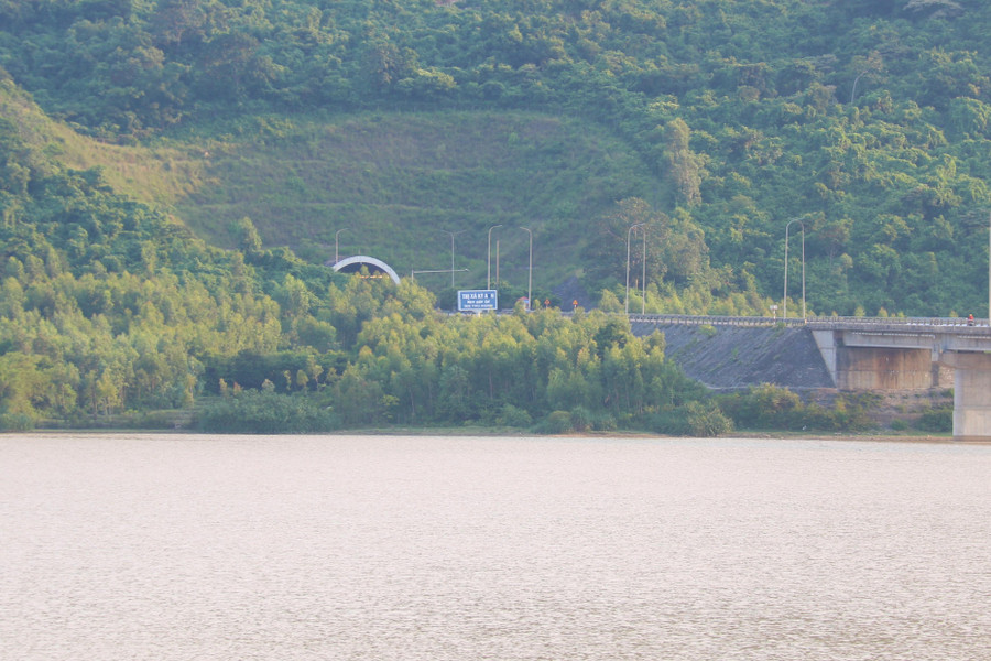 Ngoài ra, theo một số người dân xã Kỳ Nam, đập Khe Bò nằm ngay ở cửa hầm phía Bắc đèo Ngang, tình trạng nước cứ luôn đục ngầu ít nhiều ảnh hưởng đến mĩ quan của địa phương.