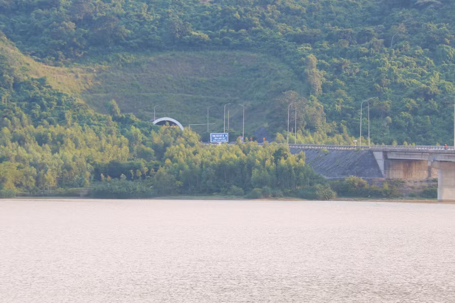 Ngoài ra, theo một số người dân xã Kỳ Nam, đập Khe Bò nằm ngay ở cửa hầm phía Bắc đèo Ngang, tình trạng nước cứ luôn đục ngầu ít nhiều ảnh hưởng đến mĩ quan của địa phương.