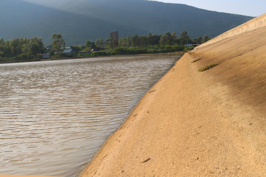 “Từ trước tới nay không có hiện tượng như vậy, nhưng thời gian qua, cứ mưa là nước trong hồ đục ngầu khiến chính quyền địa phương rất bức xúc. Chúng tôi cũng đã có báo cáo lên UBND thị xã Kỳ Anh để có phương án yêu cầu chủ đầu tư và các đơn vị thi công khắc phục tình trạng này”, ông Chuổng nói.