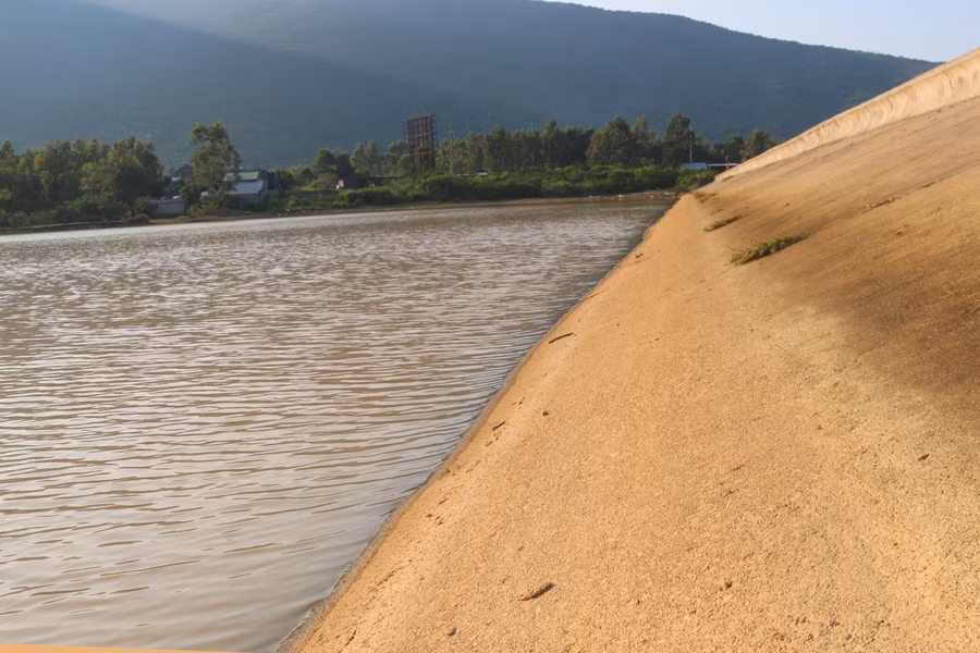 “Từ trước tới nay không có hiện tượng như vậy, nhưng thời gian qua, cứ mưa là nước trong hồ đục ngầu khiến chính quyền địa phương rất bức xúc. Chúng tôi cũng đã có báo cáo lên UBND thị xã Kỳ Anh để có phương án yêu cầu chủ đầu tư và các đơn vị thi công khắc phục tình trạng này”, ông Chuổng nói.