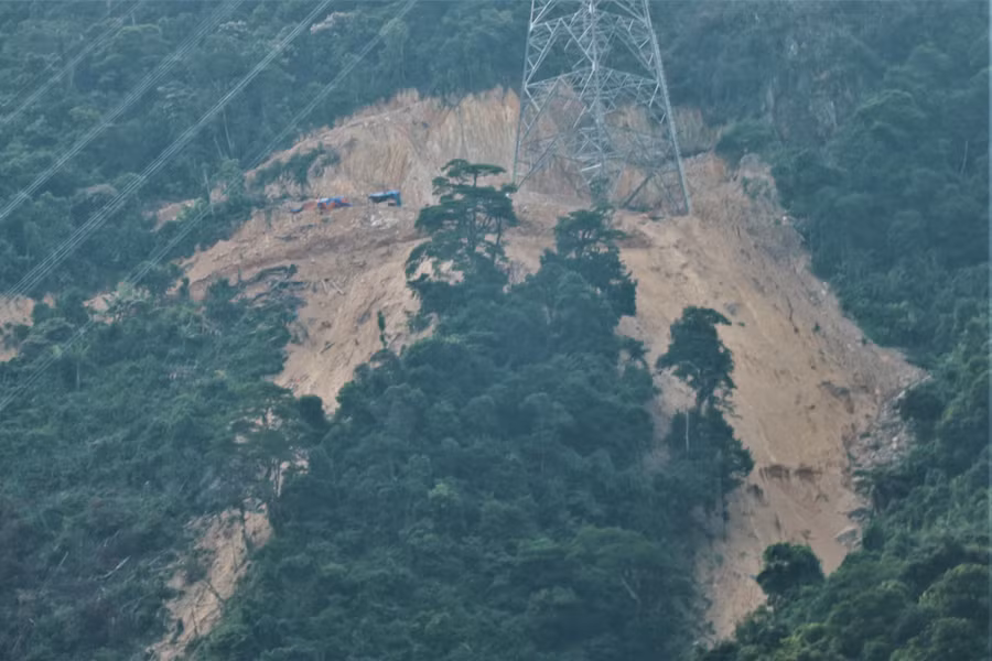 Một số vị trí đã có dấu hiệu sạt lở.