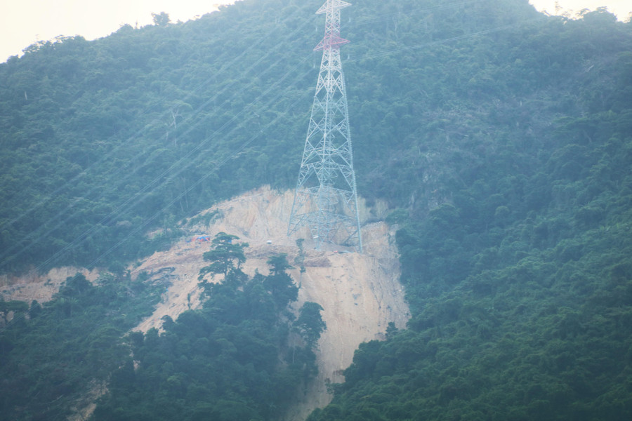 Theo đó, chúng tôi được anh Nam - một người dân xã Kỳ Nam dẫn đến thượng nguồn suối Khe Bò. Tại đây, ngọn đồi nơi mạch nước chảy ra con khe bị đào xới nham nhở để làm đường vận chuyển vật liệu và chôn móng cột điện.