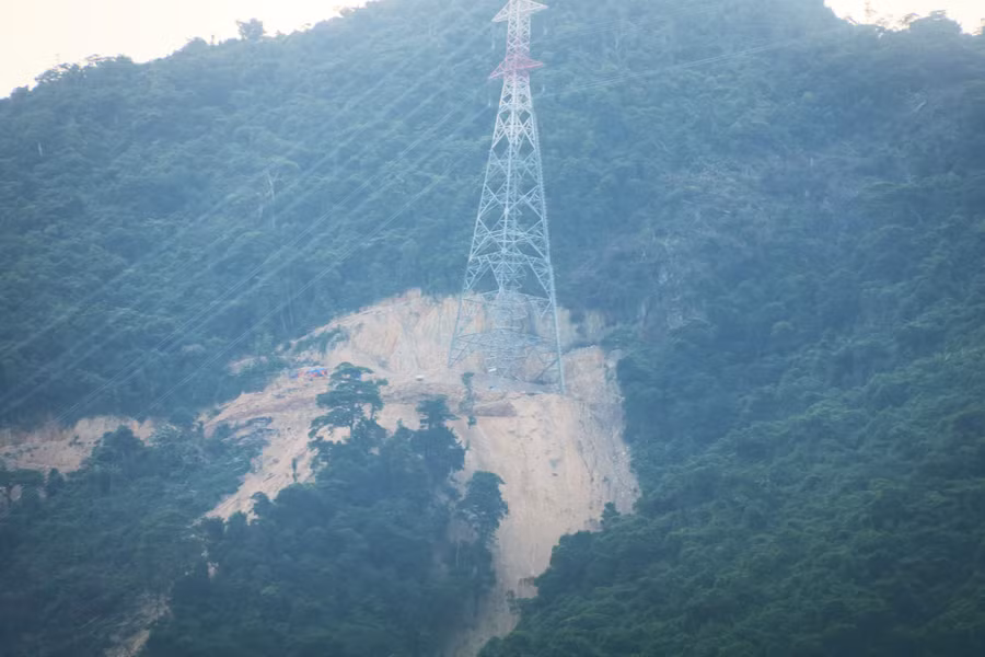 Theo đó, chúng tôi được anh Nam - một người dân xã Kỳ Nam dẫn đến thượng nguồn suối Khe Bò. Tại đây, ngọn đồi nơi mạch nước chảy ra con khe bị đào xới nham nhở để làm đường vận chuyển vật liệu và chôn móng cột điện.