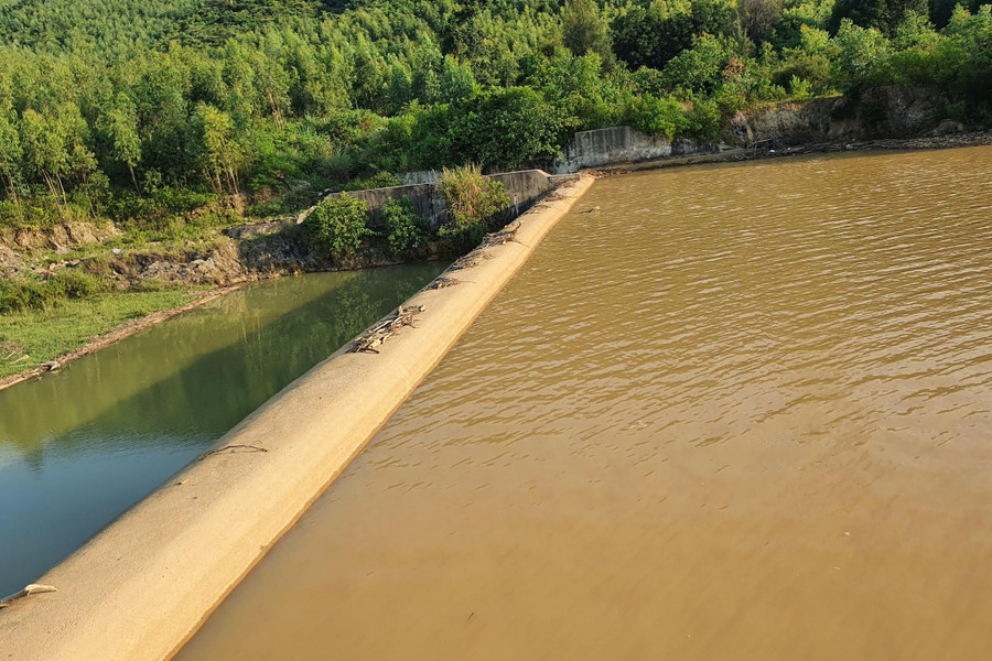Theo anh Nam, lượng lớn đất bùn từ dự án trên đã đổ về tại các đập chứa nước ở khiến người dân địa phương lo ngại nguy cơ ảnh hưởng nghiêm trọng đến an toàn hồ đập, công tác thủy lợi.
