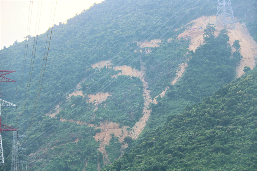 Sau khi Báo Giáo dục và Thời đại có những bài viết liên quan đến quá trình thi công đường dây 500kV Vũng Áng - Quảng Trạch đã tàn phá, băm xẻ núi đồi, gây nguy cơ sạt lở nghiêm trọng, nhiều người dân ở xã Kỳ Nam (thị xã Kỳ Anh) đã liên hệ phản ánh tình trạng bùn đất từ dự án trên tuồn về sông suối, ao hồ gây ảnh hưởng đến cuộc sống cũng như sản xuất.