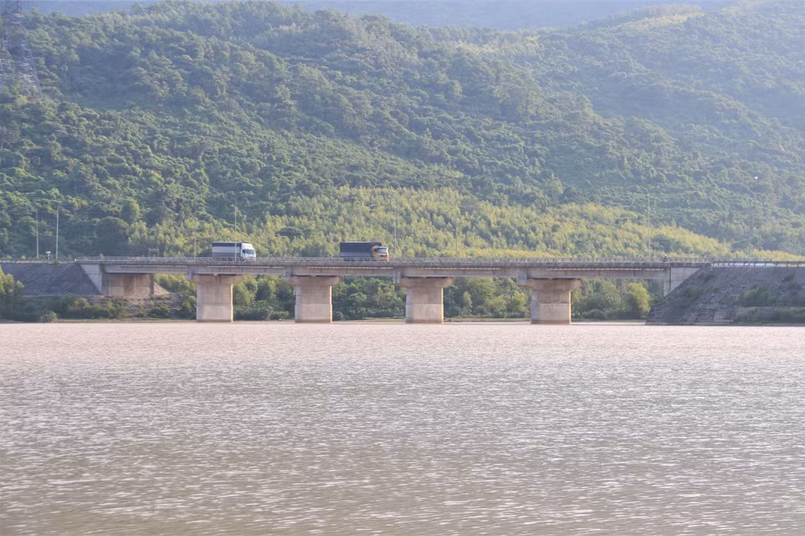 Trao đổi với PV, ông Bùi Văn Chuổng – Chủ tịch UBND xã Kỳ Nam khẳng định, tình trạng hồ Khe Bò bị đục ngầu là do lượng lớn bùn đất từ Dự án đường dây 500kV Vũng Áng – Quảng Trạch chảy xuống.