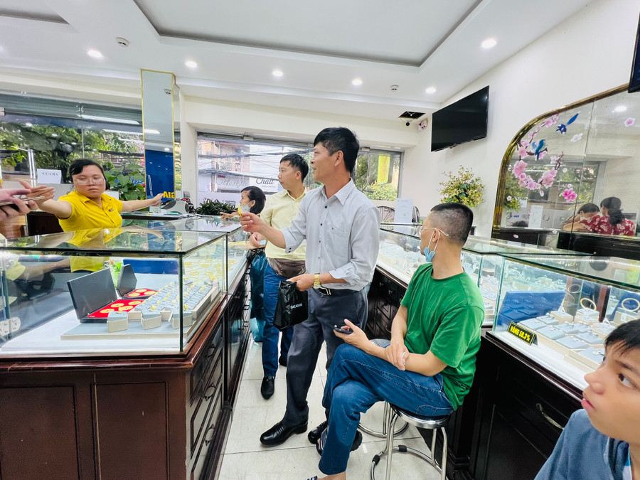 Người dân giao dịch vàng tại chi nhánh Công ty TNHH MTV vàng bạc đá quý Sài Gòn (SJC) ngày 4/6, tại Hải Phòng.