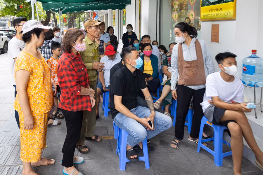 Chi nhánh ngân hàng VietinBank ở 81 phố Huế (Hà Nội), rất đông người dân chờ mua vàng trong ngày thứ 2 mở bán.