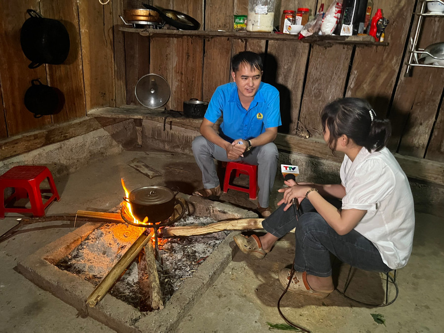Thầy giáo Sùng A Nụ (trái), một trong 4 người con của bản có bằng đại học. Thầy giáo Sùng A Nụ (trái), một trong 4 người con của bản có bằng đại học.
