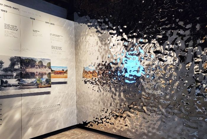 Bức tường nước trong trưng bày 'Quốc Tử Giám - Trường Quốc học đầu tiên' do Patrick Hoarau thiết kế với dụng ý nói về yếu tố nước - hồ nước trong khu di tích.