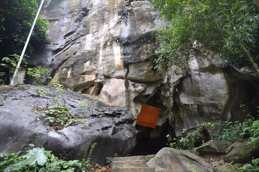 Bia Ma nhai nằm dưới chân núi Thành Nam, thuộc xã Chi Khê, huyện Con Cuông. Bia Ma nhai nằm dưới chân núi Thành Nam, thuộc xã Chi Khê, huyện Con Cuông.