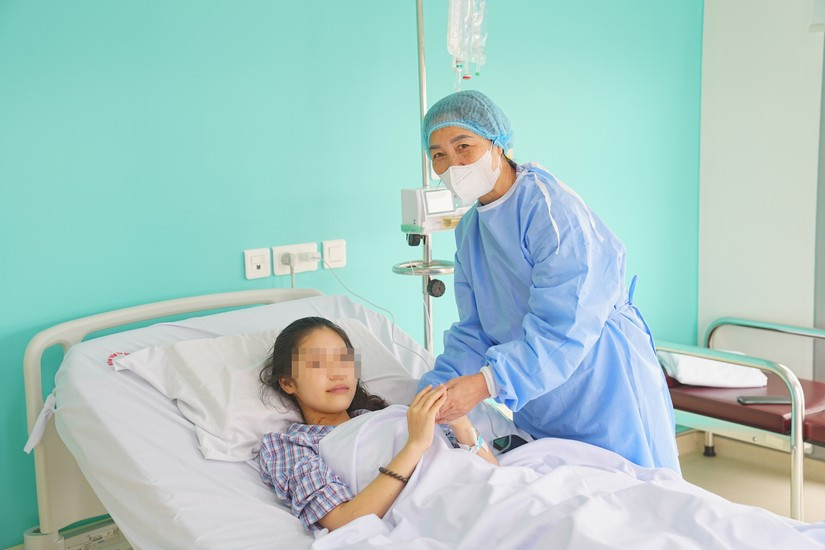 Bệnh nhân ghép gan bất đồng nhóm máu cùng bà nội (người hiến tạng) sau cuộc phẫu thuật. Ảnh: BVCC