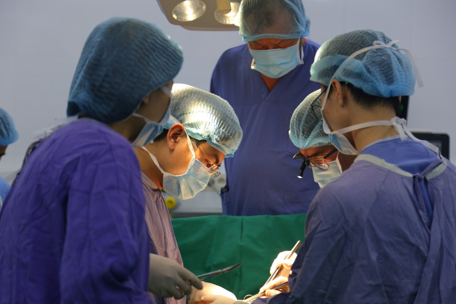 Các bác sĩ tại Bệnh viện Hữu nghị Việt Đức thực hiện ca ghép tạng. Ảnh: BVCC