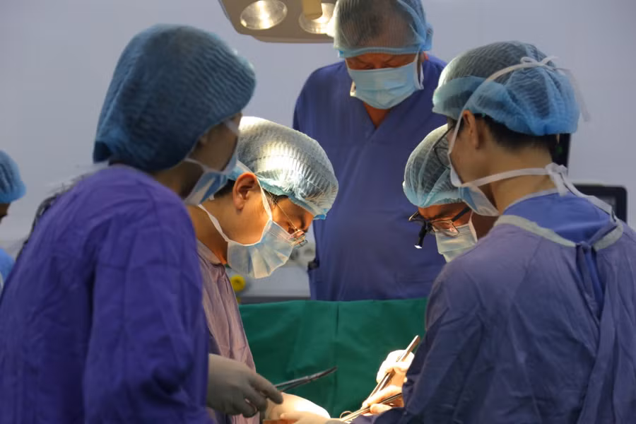 Các bác sĩ tại Bệnh viện Hữu nghị Việt Đức thực hiện ca ghép tạng. Ảnh: BVCC