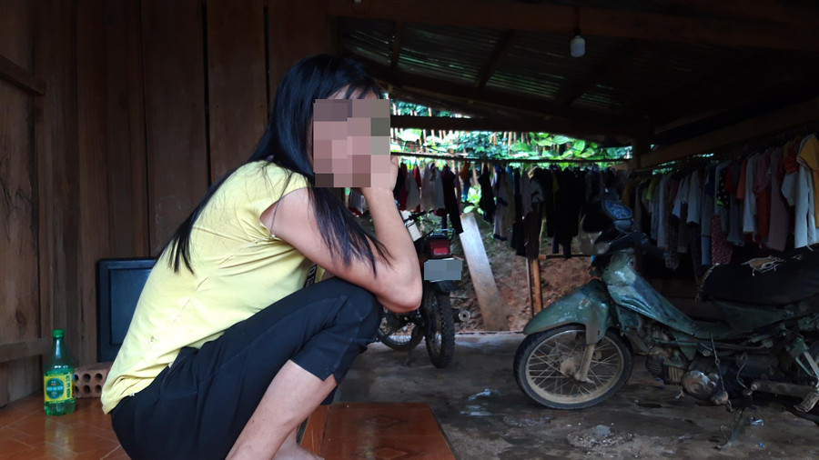 Chồng mất, Y Lem đành giấu vì sợ con gái buồn.