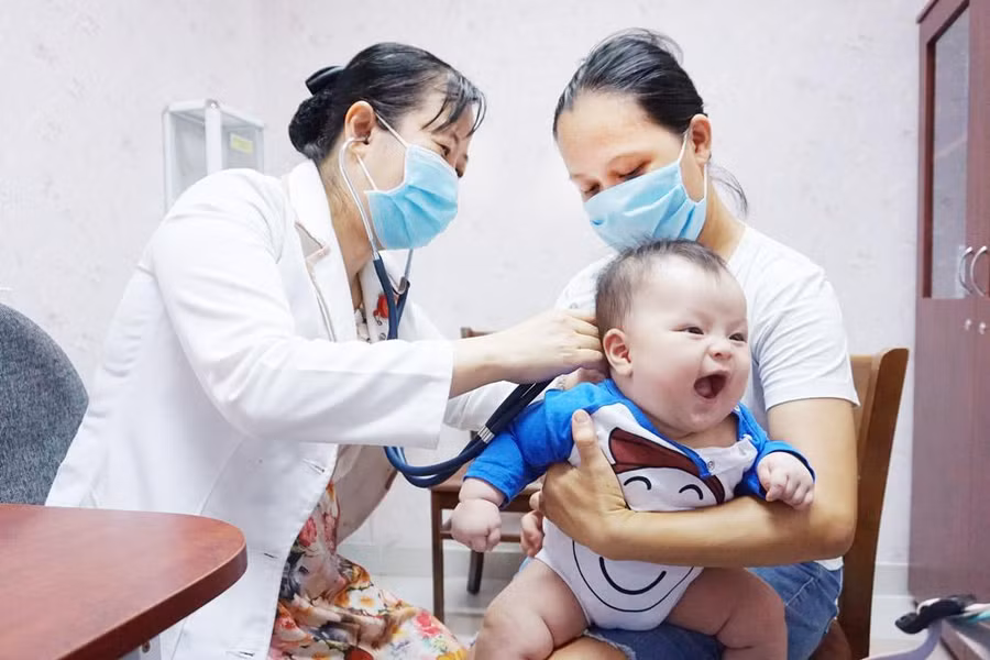 Trẻ em cần được tiêm chủng đầy đủ các mũi vắc-xin. Ảnh minh họa.