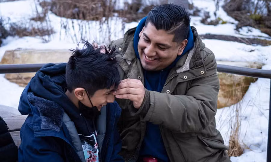 Jesus Benitez nhiều lần muốn bỏ học để có thời gian chăm sóc và kiếm tiền nuôi con.