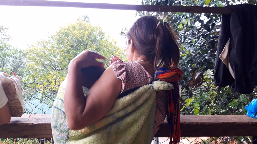 Từ ngày chồng mất, mấy mẹ con chị Y Mếp nương tựa nhau sống qua ngày.