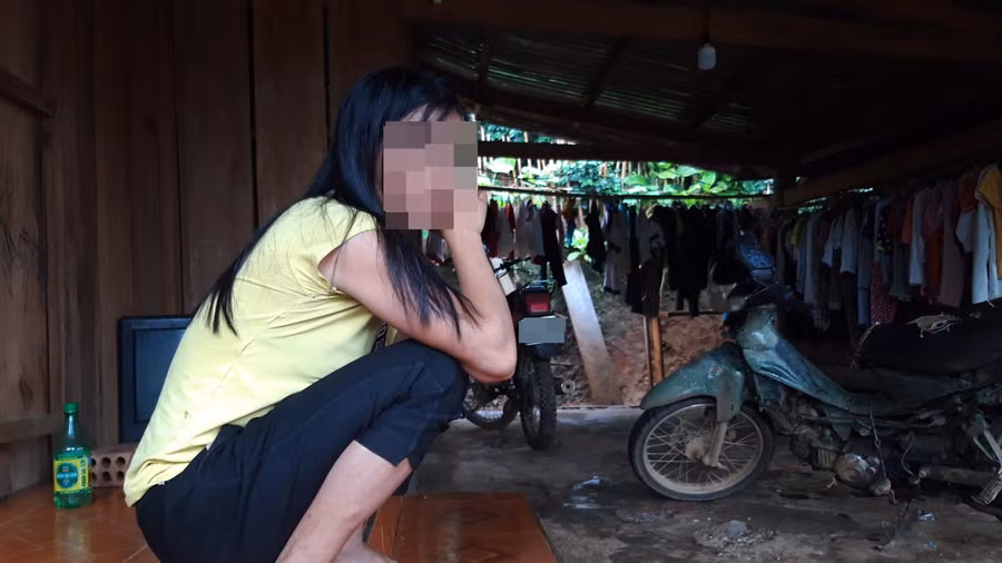 Chồng mất, Y Lem đành giấu vì sợ con gái buồn.