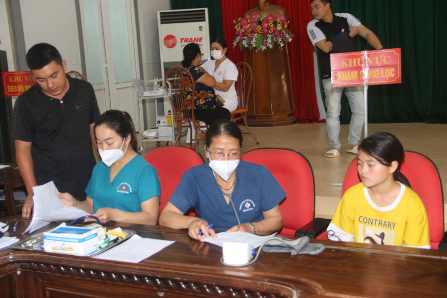 Cán bộ, nhân viên y tế tại điểm tiêm phường Chiềng Cơi.