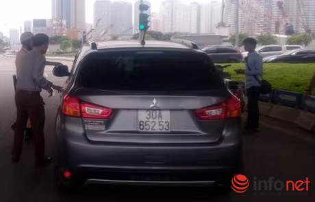 CSGT Thu do manh tay voi xe o gan phu hieu cong an, bao chi - Anh 3