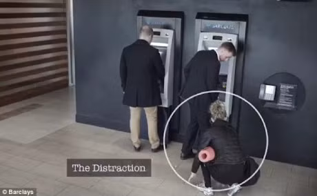 Boc me thu doan danh trao the ATM vo cung tinh vi cua bon lua dao - Anh 3