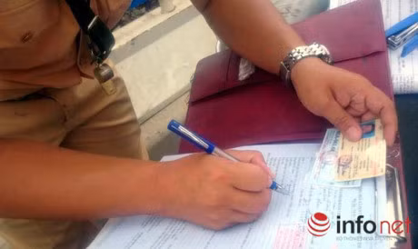 CSGT Thu do manh tay voi xe o gan phu hieu cong an, bao chi - Anh 7