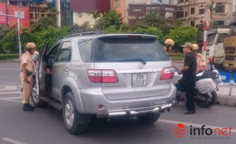 CSGT Thu do manh tay voi xe o gan phu hieu cong an, bao chi - Anh 2