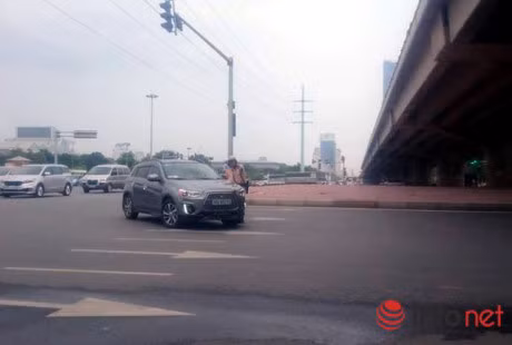 CSGT Thu do manh tay voi xe o gan phu hieu cong an, bao chi - Anh 1