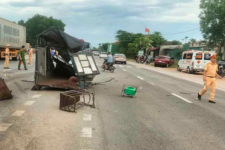 Lực lượng chức năng phân luồng giao thông và điều tra nguyên nhân vụ tai nạn.