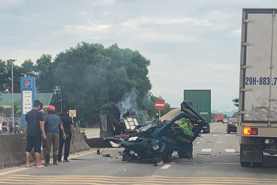 Xe tải mang BKS Hà Tĩnh bị tách đôi, hai xe còn lại cũng hư hỏng nặng.