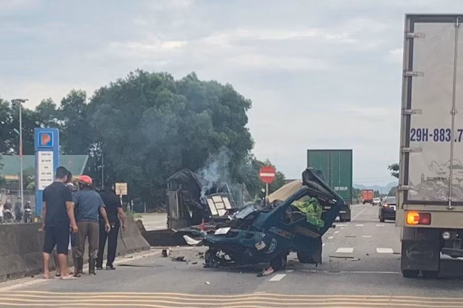 Xe tải mang BKS Hà Tĩnh bị tách đôi, hai xe còn lại cũng hư hỏng nặng.
