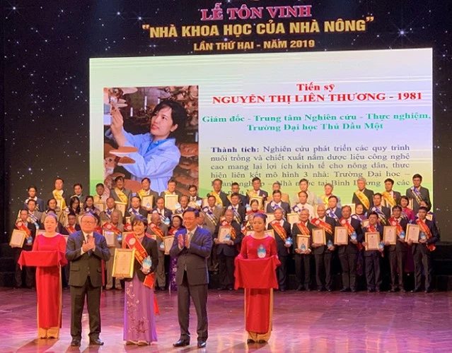 TS Liên Thương vinh dự nhận giải thưởng “Nhà khoa học của nhà nông” lần thứ 2 năm 2019. Ảnh: NVCC