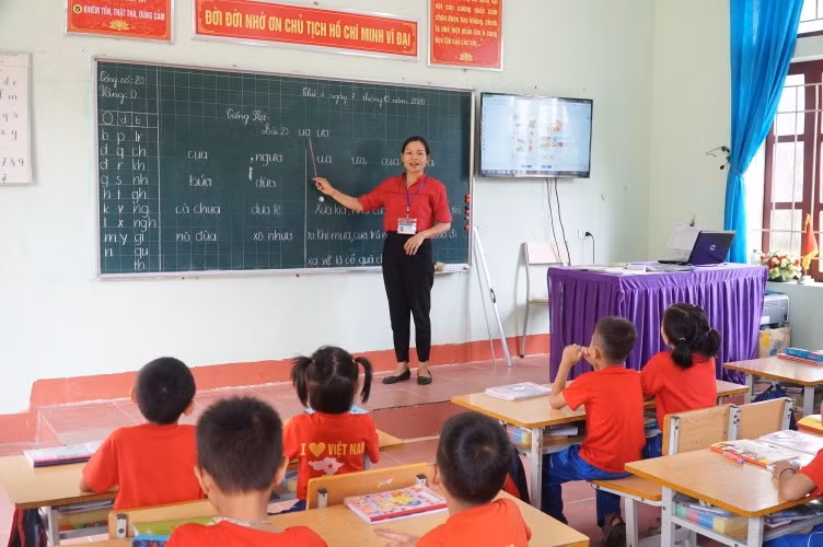 Giờ học của cô trò lớp 1 Trường Tiểu học Châu Hội 1 (huyện Quỳ Châu, Nghệ An). Ảnh: Hồ Lài
