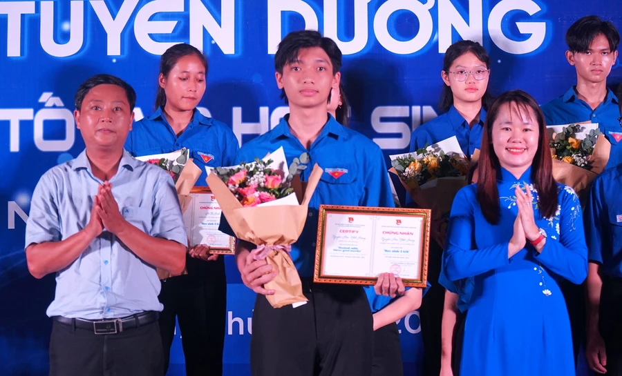 Tuyên dương “Học sinh 3 tốt” và “Học sinh 3 rèn luyện” năm học 2022 - 2023.