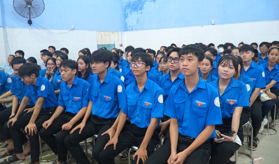 Học sinh tham gia lễ tuyên dương “Học sinh 3 tốt” và “Học sinh 3 rèn luyện”. Học sinh tham gia lễ tuyên dương “Học sinh 3 tốt” và “Học sinh 3 rèn luyện”.