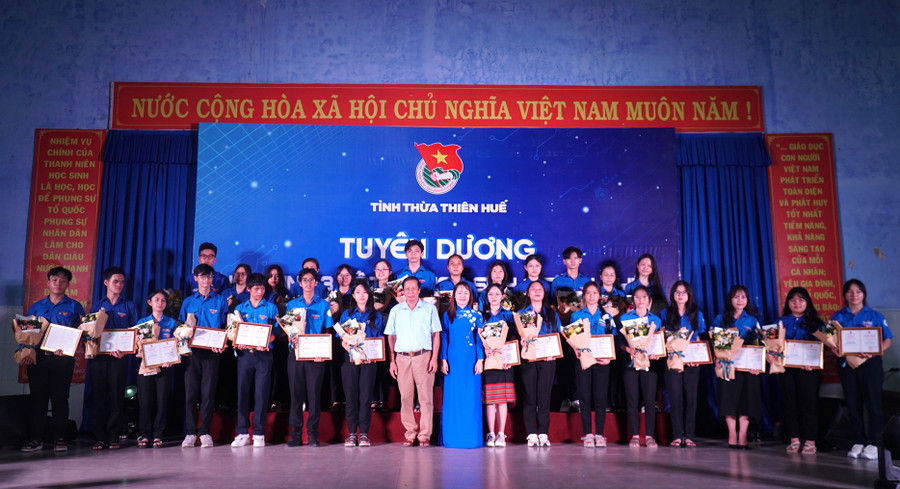 Trao giấy chứng nhận và tặng hoa cho 30 học sinh đạt danh hiệu “Học sinh 3 tốt” và “Học sinh 3 rèn luyện” năm học 2022 - 2023. Trao giấy chứng nhận và tặng hoa cho 30 học sinh đạt danh hiệu “Học sinh 3 tốt” và “Học sinh 3 rèn luyện” năm học 2022 - 2023.